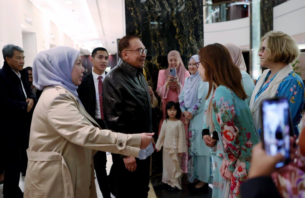 ANWAR disambut kakitangan kedutaan Malaysia di Jerman sebaik tiba di hotel penginapan. FOTO Bernama