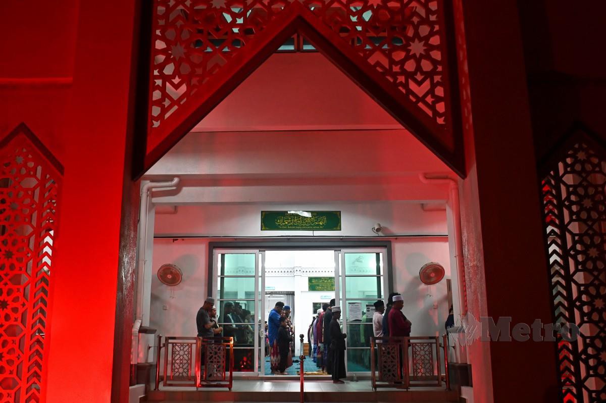 Umat Islam mendirikan solat sunat Tarawih pada malam pertama bulan Ramadan 1445H di Masjid Kampung Seberang Takir, Kuala Nerus. FOTO Bernama