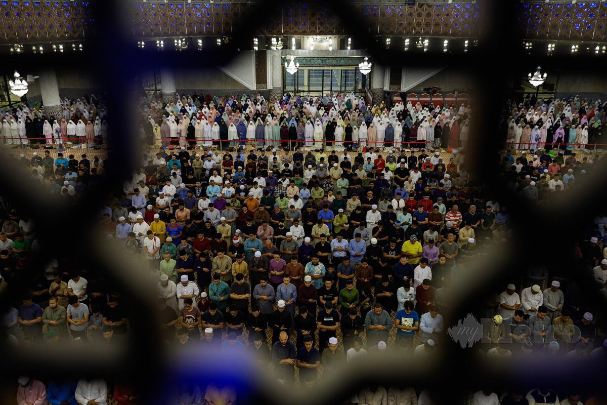 Suasana di Masjid Negara, Kuala Lumpur  semasa umat Islam mendirikan solat sunat tarawih pertama pada Ramadan. FOTO Bernama