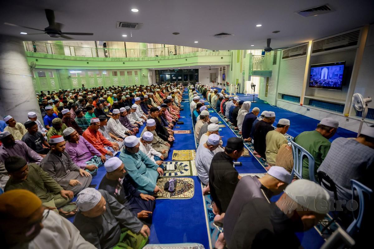 Umat Islam menunaikan solat sunat Tarawih pertama bulan Ramadan 1445H di Masjid Puncak Alam. FOTO Asyraf Hamzah