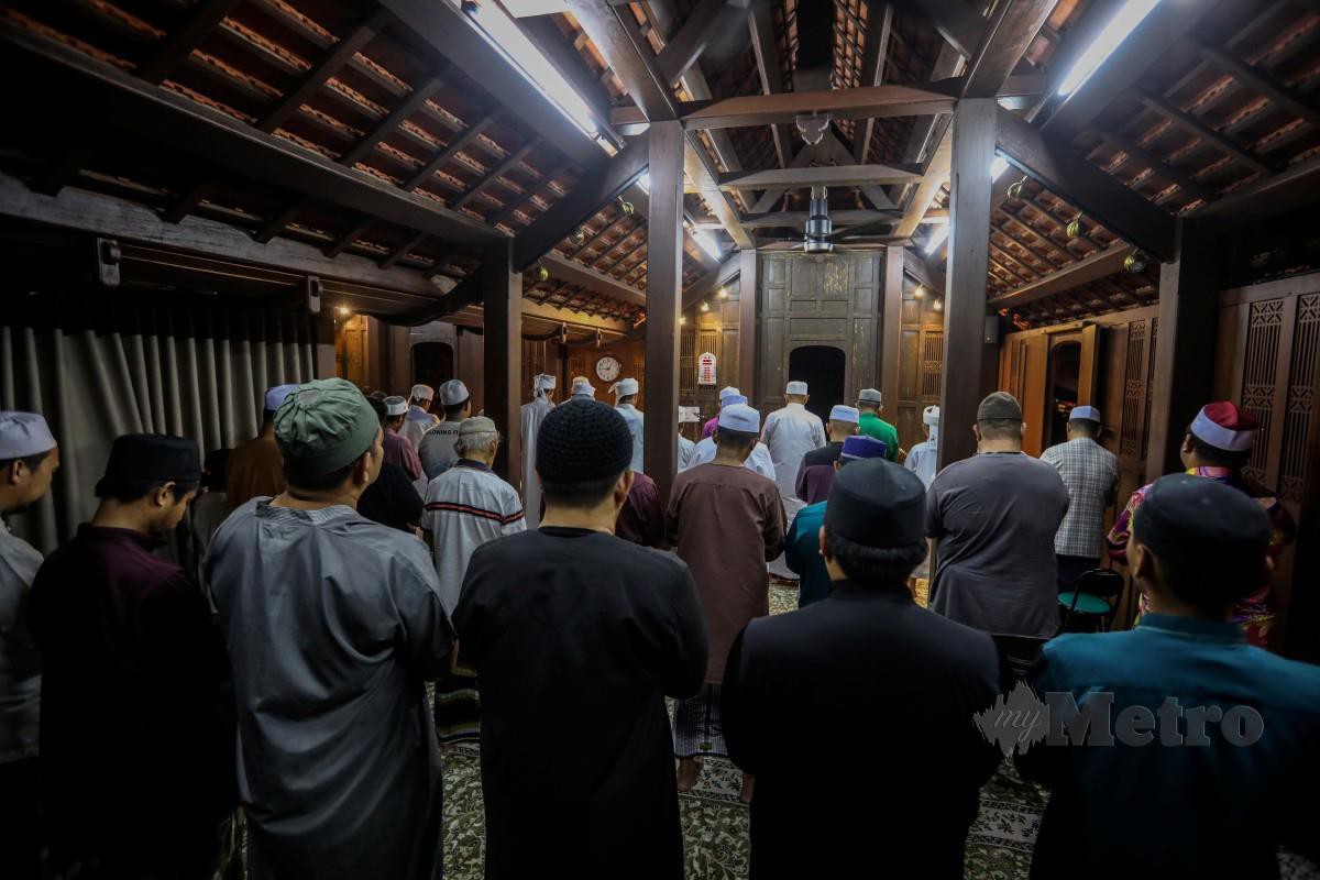 Jemaah menunaikan solat tarawih  pada malam pertama Ramadan di Surau Haji Latif, Kampung Losong, Kuala Terengganu. FOTO Ghazali Kori
