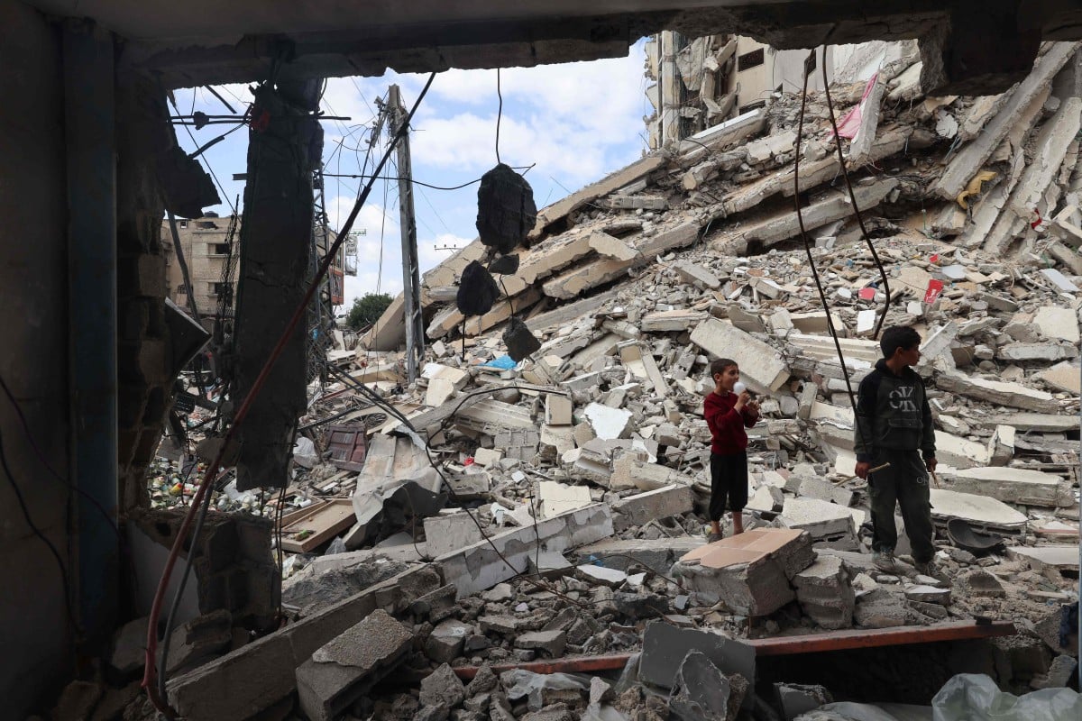 KANAK-KANAK Palestin di runtuhan bangunan yang musnah dibom Israel di Rafah. FOTO AFP
