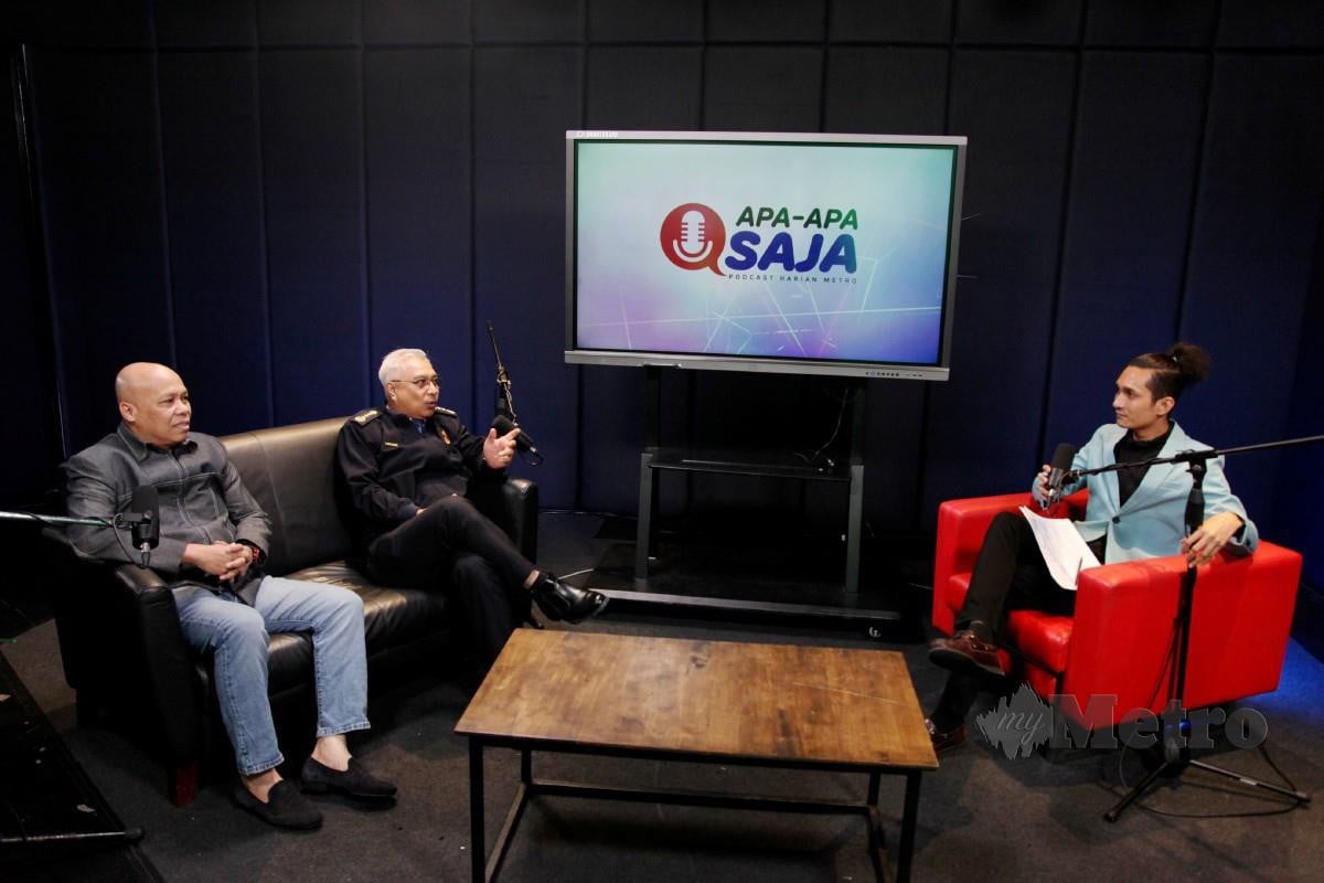 LOKMAN (tengah) dan Timbalan Pengarah Penguatkuasa, Bahagian Penguatkuasa JPJ Malaysia, Dr Azmi Awang (kiri) ketika audio siar Apa-Apa Saja Harian Metro di Balai Berita. FOTO Shahrul m Zain
