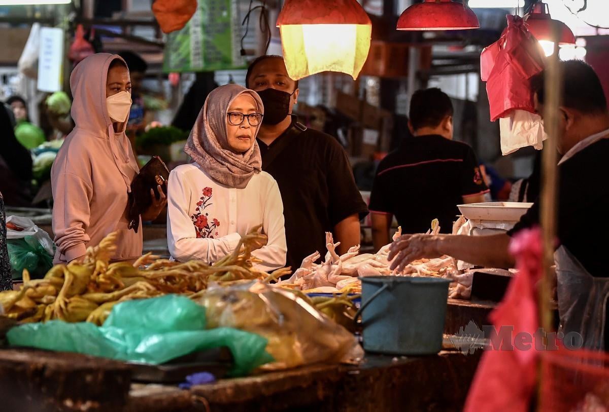 Suasana di Pasar Dato Keramat menunjukkan umat Islam membeli bahan mentah sebagai persiapan Aidilfitri. Daging dan ayam mendapat permintaan tinggi daripada pelanggan untuk dijadikan rendang sebagai hidangan di pagi raya. FOTO Bernama