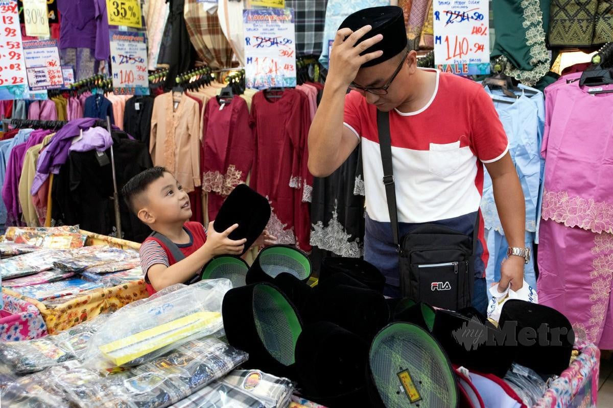 Orang ramai membeli belah pelbagai keperluan hari raya ketika tinjauan di sekitar pusat bandar Labuan. FOTO Bernama