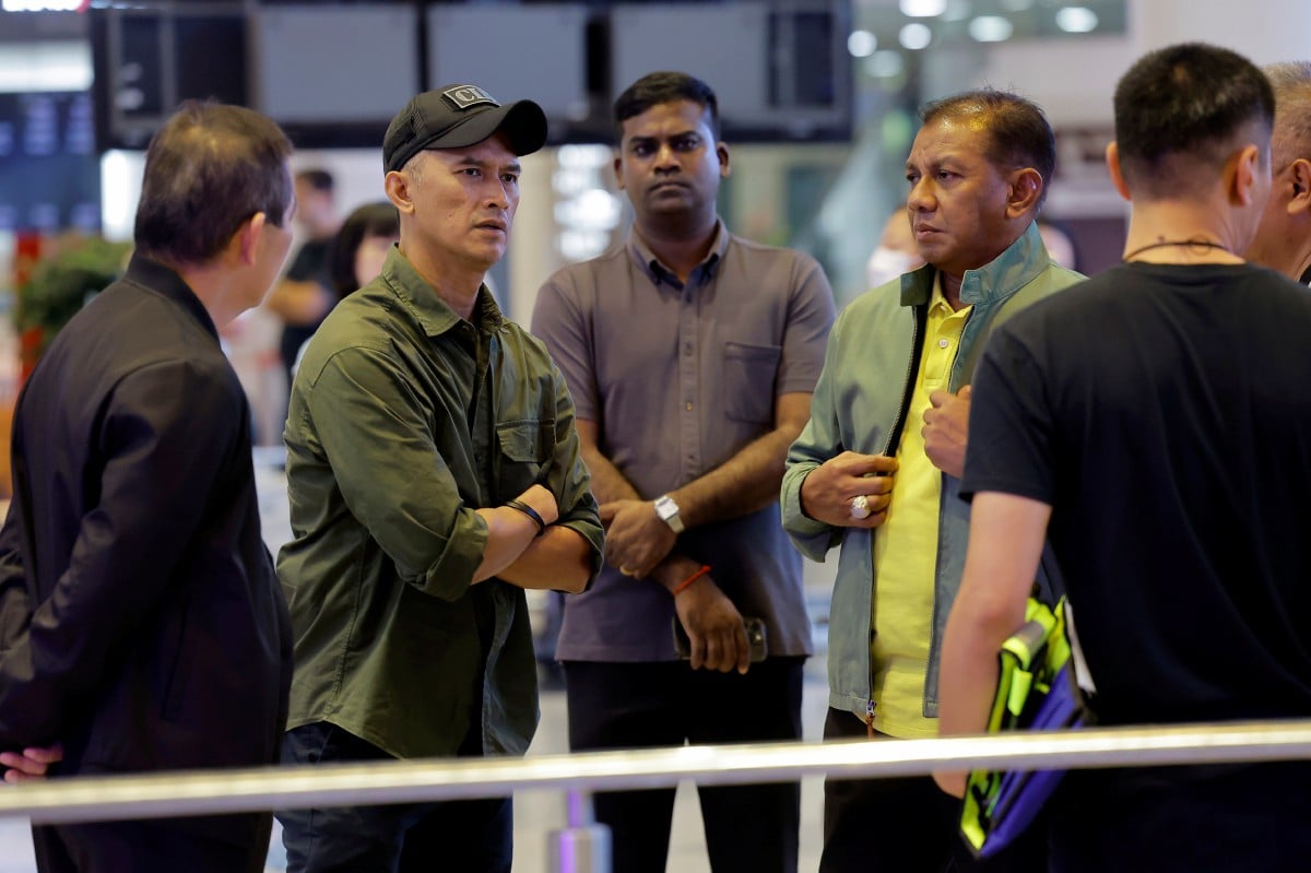 MOHD Shuhaily meninjau lokasi kejadian tembakan di KLIA Terminal 1 awal pagi tadi. Turut sama Ketua Jabatan Siasatan Jenayah Selangor, Senior Asisten Komisioner Baharudin Mat Taib. FOTO Bernama