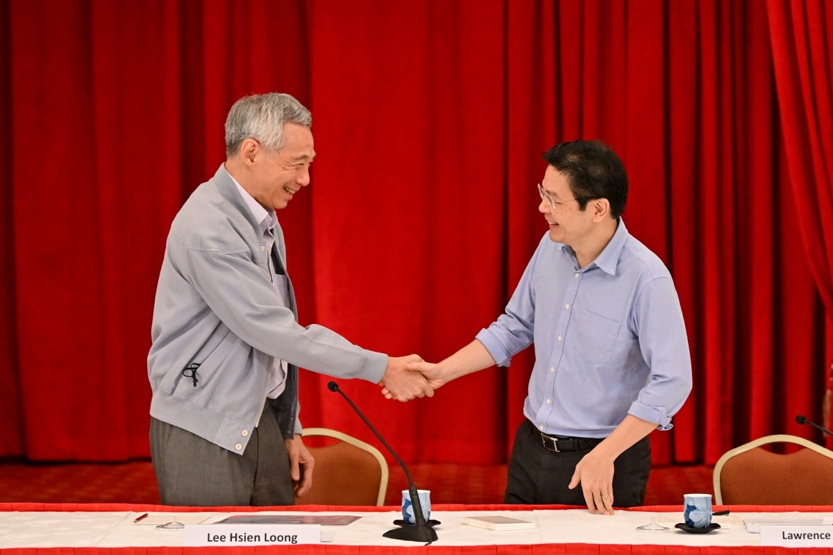 LEE (kiri) bersama Wong pada April 2022. FOTO Reuters