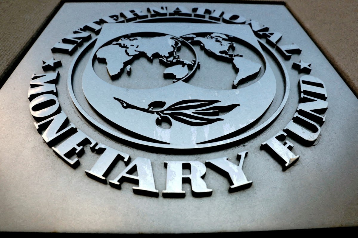 LOGO IMF kelihatan di luar bangunan ibu pejabatnya di Washington, AS. FOTO Reuters