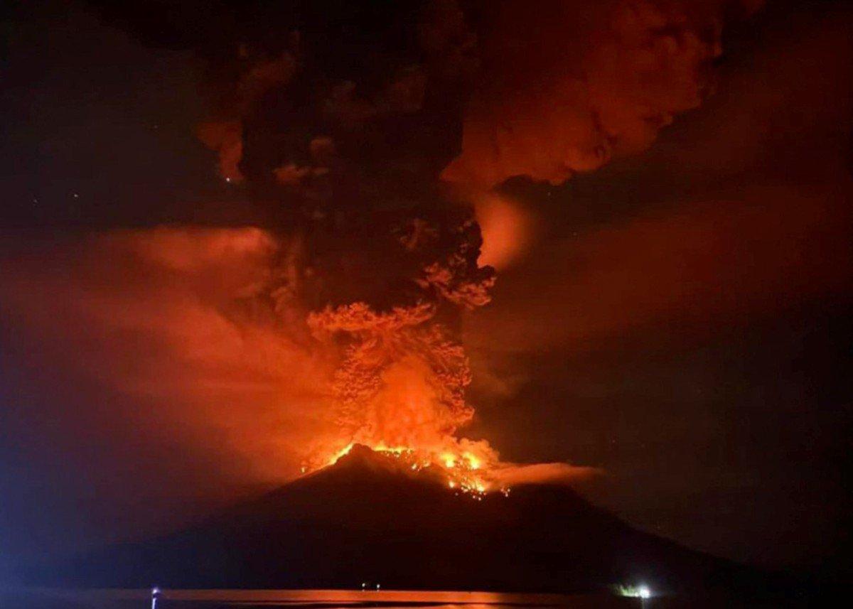 LETUSAN Gunung Ruang dirakam pada 17 April 2024. FOTO AFP/Center for Volcanology and Geological Hazard Mitigation/PVMBG