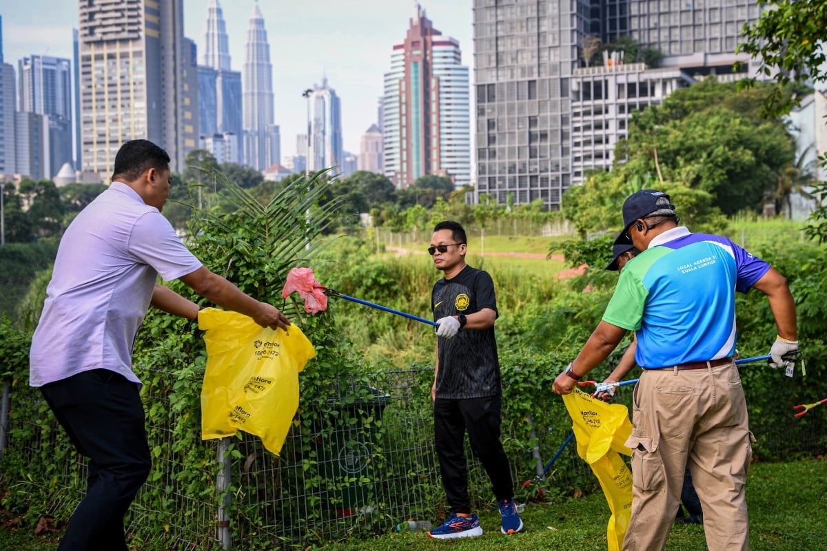 NIK Nazmi (tengah) pada program plogging sempena Hari Bumi 2024 bertemakan ‘Planet vs Plastik’ anjuran Kedutaan Sweden di Malaysia dengan DBKL  dan Bernama di Kebun Bandar Sungai Bunus. FOTO Bernama