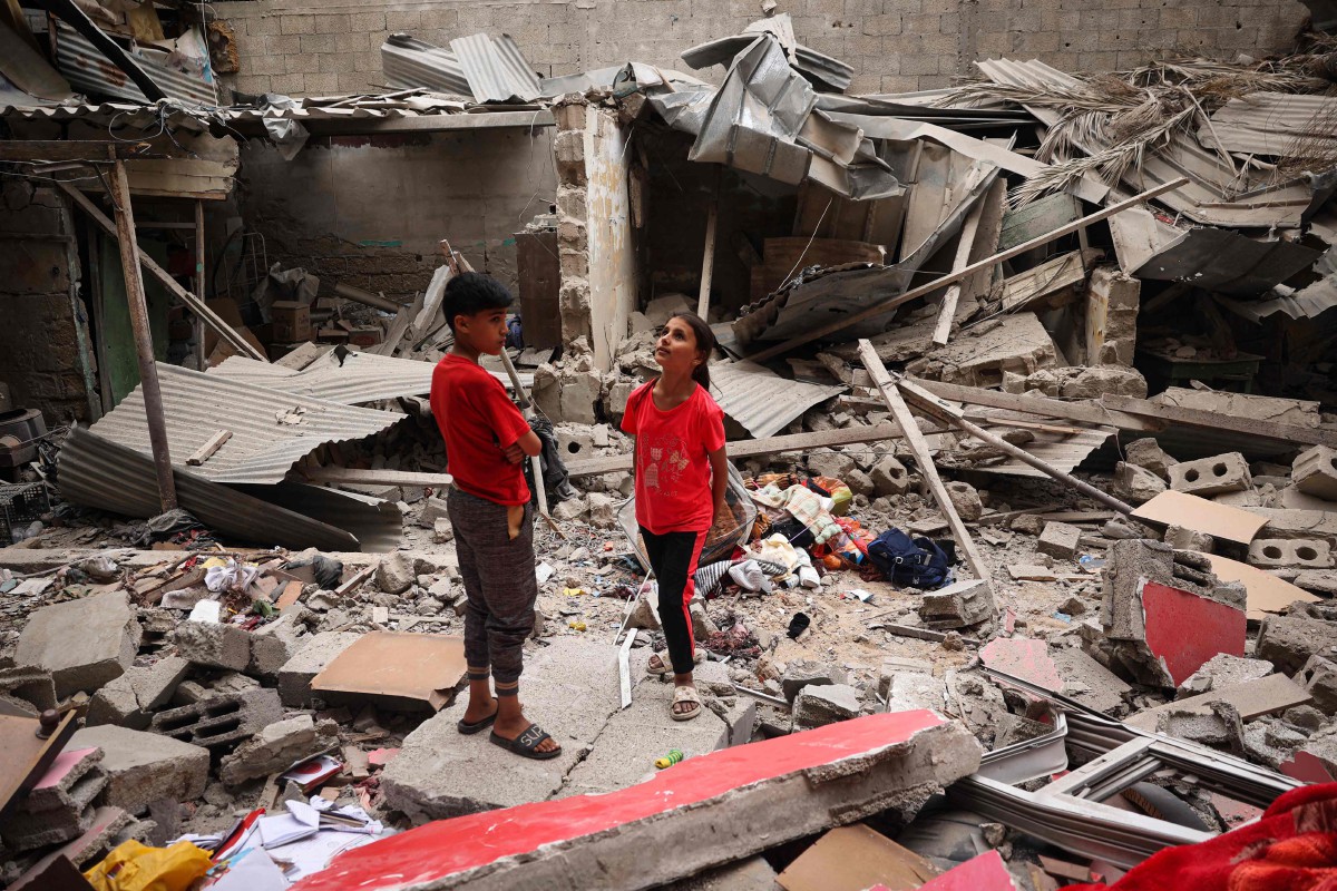 KAAK-KANAK Palestin di runtuhan rumah yang dibom oleh tentera Israel di Rafah, Gaza. FOTO AFP