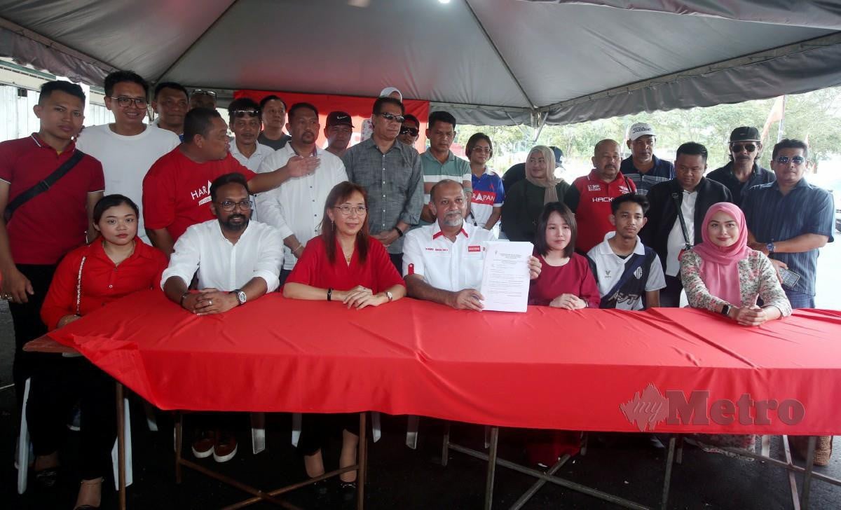 GOBIND (tengah) bersama Muhammad Dzulfiqri (tiga kanan), Sock Tao (dua kanan), Teresa (tiga kiri) dan Young Syefura (kanan) ketika majlis penyerahan borang penubuhan cawangan DAP Melayu baru kepada pemimpin DAP di Pusat Khidmat Parlimen Kuala Kubu Baharu. FOTO Hairul Anuar Rahim