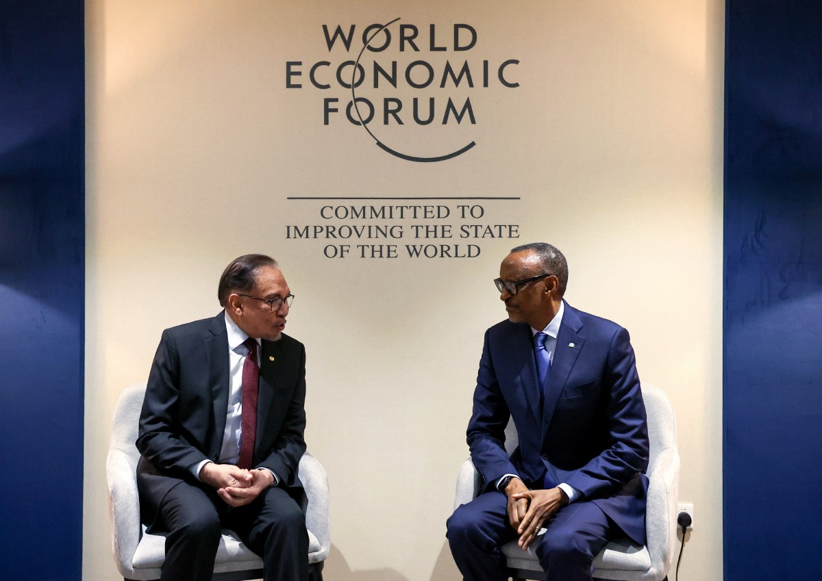 ANWAR (kiri) mengadakan mesyuarat dua hala dengan Kagame sempena Mesyuarat Khas Forum Ekonomi Sedunia (WEF). FOTO Bernama