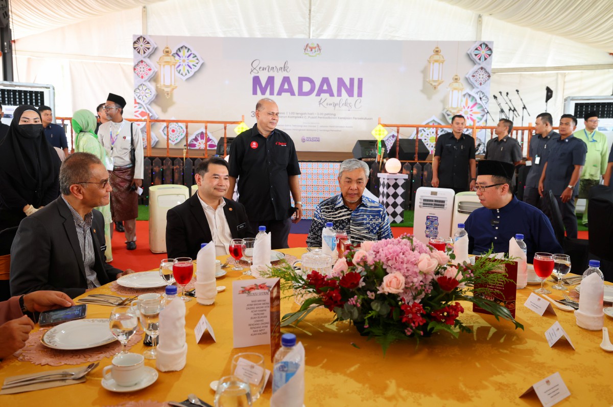 AHMAD Zahid (dua kanan) pada Majlis Semarak MADANI. Turut kelihatan Menteri Sains Teknologi dan Inovasi Chang Li Kang (kanan), Menteri Ekonomi Rafizi Ramli (dua, kiri) dan Menteri Kesihatan Datuk Seri Dr Dzulkefly Ahmad (kiri). FOTO Bernama