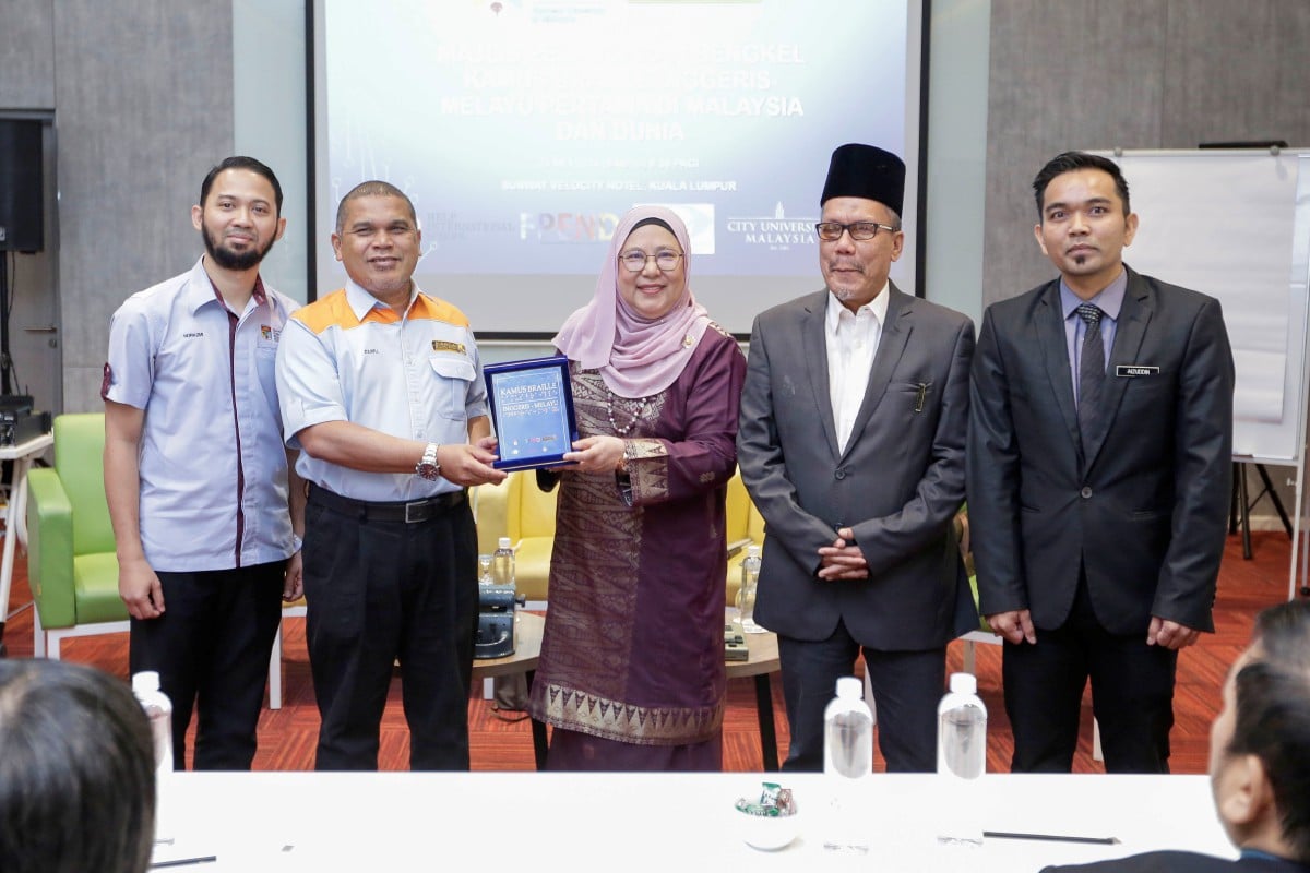 ZULKIFLI menyampaikan plak penghargaan kepada Prof Datuk Dr Yasmin di Cheras, hari ini. FOTO Aizuddin Saad. AIZUDDIN SAAD