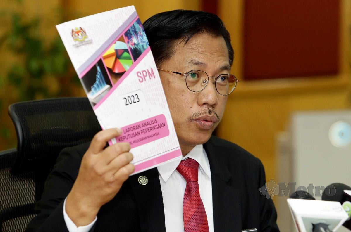 KETUA Pengarah Pendidikan, Azman Adnan  ketika sidang media mengumumkan keputusan SPM 2023 di Putrajaya, kelmarin. FOTO Mohd Fadli Hamzah