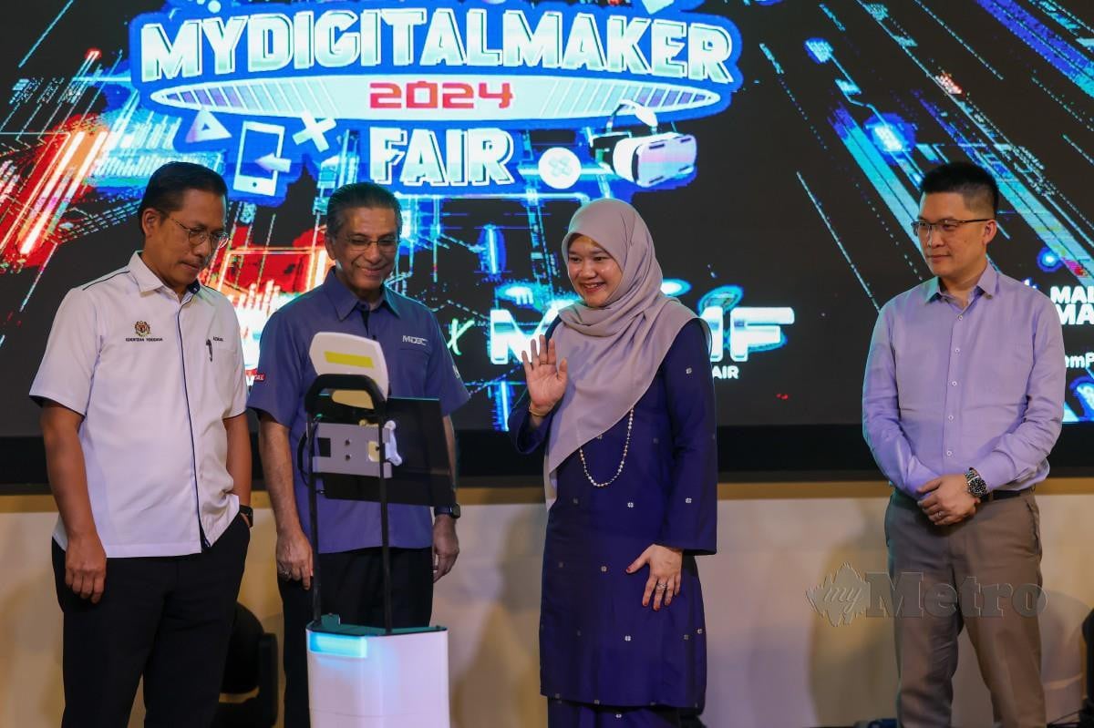 FADHLINA (dua kanan) melancarkan MyDigital Maker Fair (MDMF) di Pusat Sains Negara. Turut kelihatan Timbalan Menteri Pendidikan Wong Kah Woh (kanan) dan Pengerusi Perbadanan Ekonomi Digital Malaysia (MDEC) Syed Ibrahim Syed Noh (dua kiri). FOTO Bernama