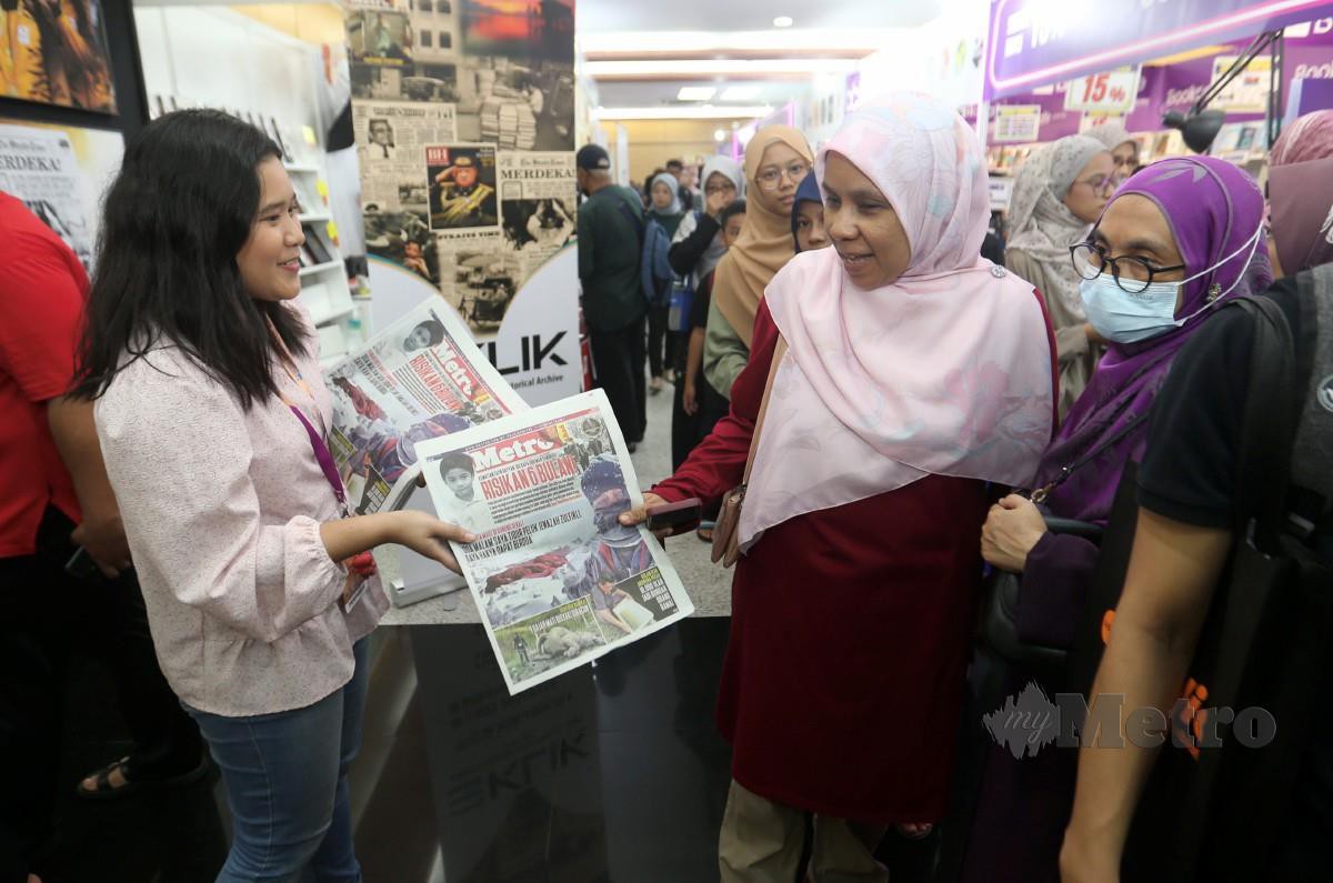 KAKITANGAN NSTP mengedarkan akhbar percuma kepada pengunjung ke reruai NSTP ketika Pesta Buku Antarabangsa Kuala Lumpur (PBAKL 2024) di Pusat Dagangan Dunia Kuala Lumpur (WTCKL). FOTO /Mohamad Shahril Badri Saali
