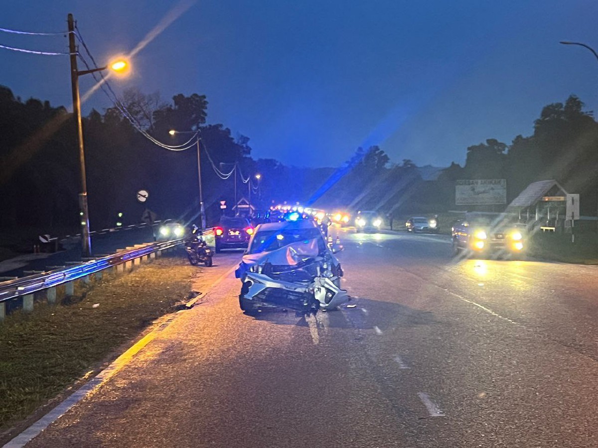 PERODUA Bezza yang merempuh dua motosikal hingga menyebabkan seorang daripada penunggangnya maut di Jalan Kuala Lumpur-Ipoh, dekat Batang Kali, semalam. FOTO ihsan Polis