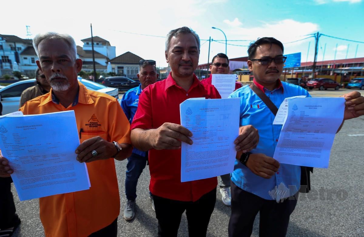 MOHD Fakaruddin (tengah) bersama tiga parti politik dan JPKKP di Machang membuat laporan polis terhadap Ahli Parlimen mereka, Wan Ahmad Fayhsal Wan Ahmad Kamal. FOTO Nik Abdullah Nik Omar