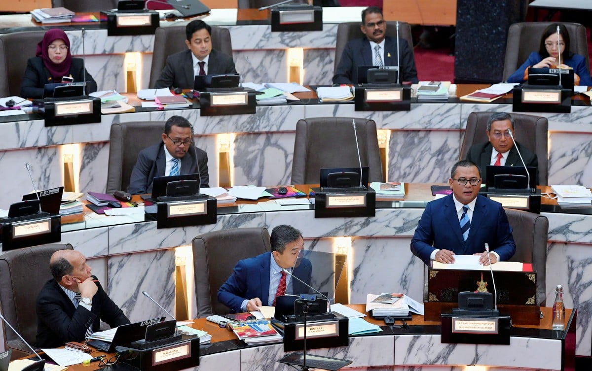 AMIRUDIN semasa sesi soal jawab ketika Mesyuarat Kedua Penggal Kedua DUN Selangor ke-15 di Bangunan Dewan Negeri Selangor hari ini. FOTO Bernama.