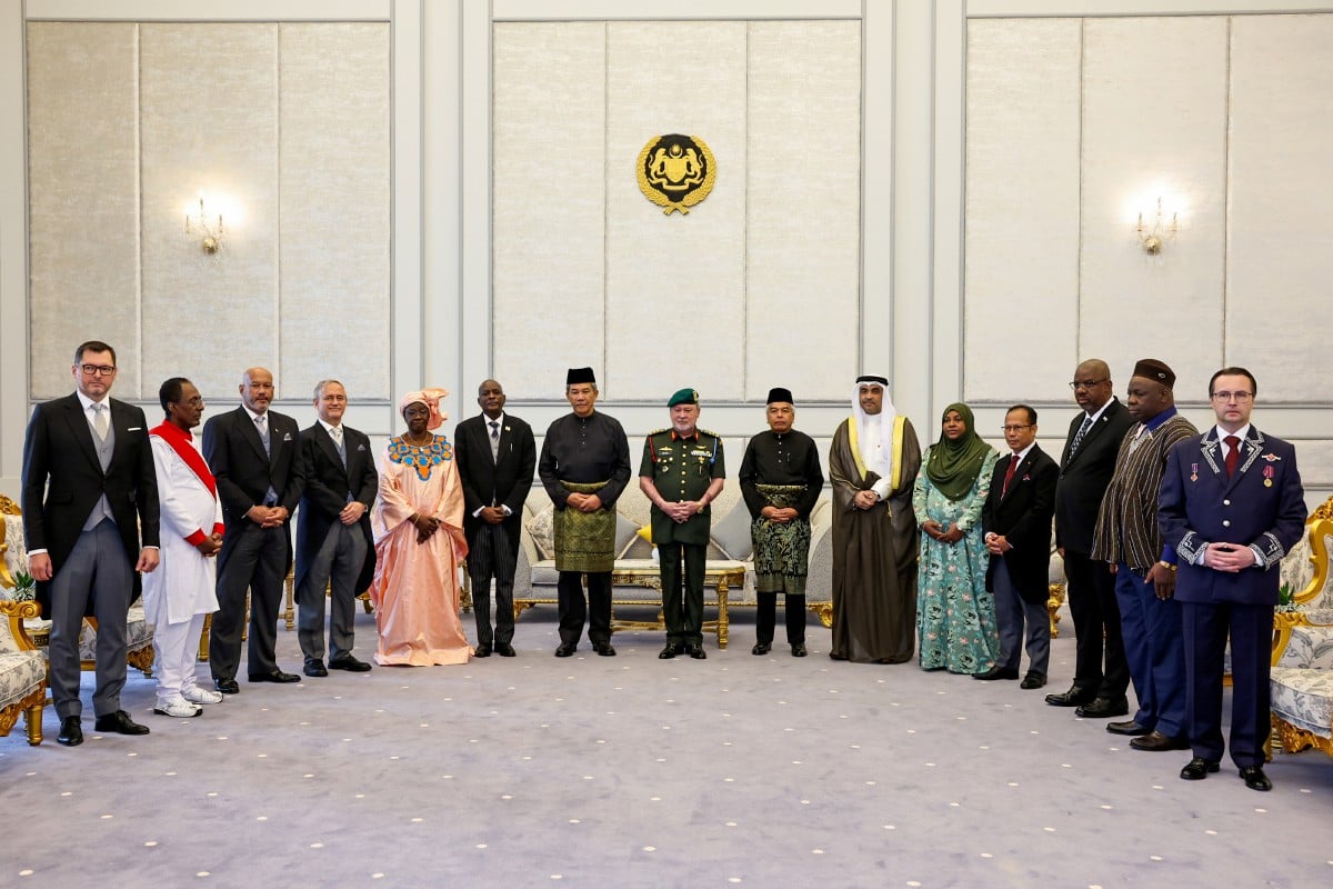 SULTAN Ibrahim berkenan bergambar bersama 12 ketua perwakilan asing ke Malaysia selepas menerima watikah pelantikan di Istana Negara hari ini. Hadir sama Menteri Luar Datuk Seri Mohamad Hasan. FOTO Bernama