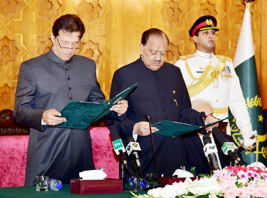 IMRAN (kiri) mengangkat sumpah sebagai Perdana Menteri Pakistan baharu. FOTO Reuters