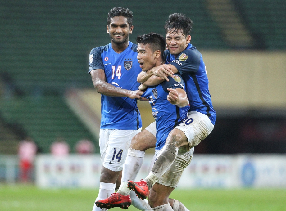 PEMAIN JDT, Muhammad Safawi Rasid (tengah) meraikan gol bersama rakan pasukannya pada perlawanan Unifi Piala Malaysia JDT menentang MIFA di Stadium Shah Alam pada 16 September 2018. FOTO Aswadi Alias