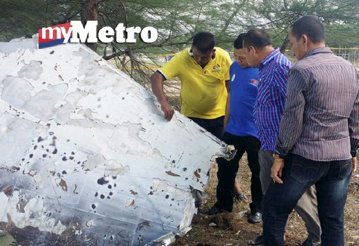 ADUN Jertih, Datuk Muhammad Pehimi Yusof (dua kiri) melihat objek dipercayai serpihan pesawat yang terdampar berhampiran pantai Beting Lintang, Besut. FOTO Mohamad Ishak