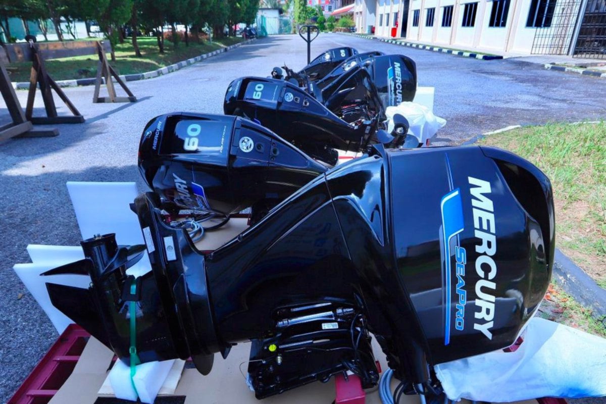 ANTARA enjin bot jenis Outboard Motors yang dibeli Kementerian Pertahanan.  FOTO FB HISHAMMUDDIN HUSSEIN
