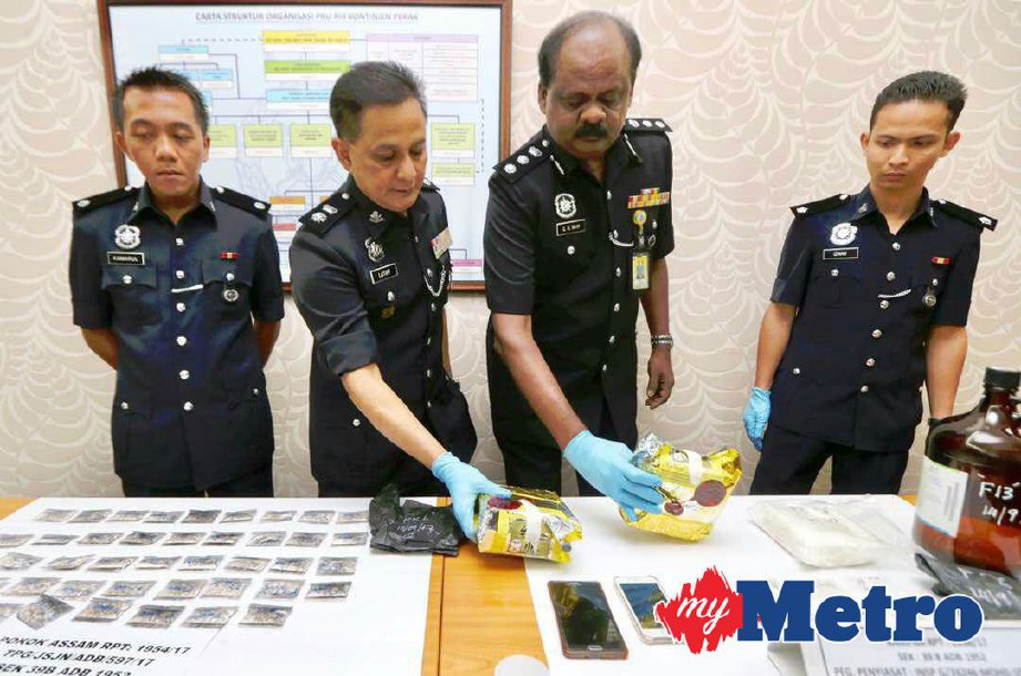 Ketua Jabatan Siasatan Jenayah Narkotik Perak, Asisten Komisioner VR Ravi Chandran (tiga kiri) menunjukkan dadah yang dirampas ketika sidang media di Ibu Pejabat Polis Kontijen Perak. FOTO L MANIMARAN