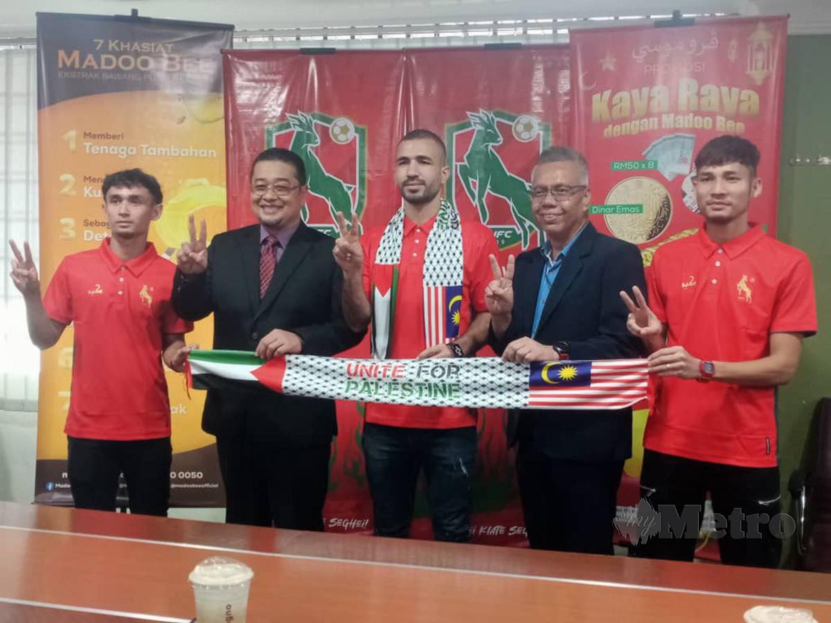 ODAY (tengah) ketika majlis tandatangan pemain KUFC di Stadium Sultan Muhammad IV (SSMIV) Kota Bharu, hari ini. FOTO NOR AMALINA ALIAS 