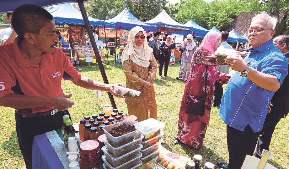 PENGARAH Bahagian Penjaja dan Peniaga Kecil Kementerian Perdagangan Dalam Negeri, Koperasi dan Kepenggunaan (KPDNKK), Abdullah Abdul Rahman melawat gerai selepas merasmikan Pesta Makanan Tradisional Melayu.