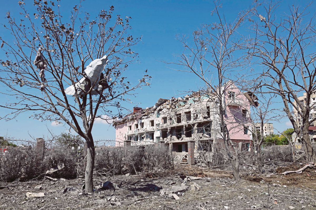 SEBUAH bangunan yang musnah selepas terkena peluru berpandu di bandar Sergiyvka, dekat Odessa. FOTO AFP 