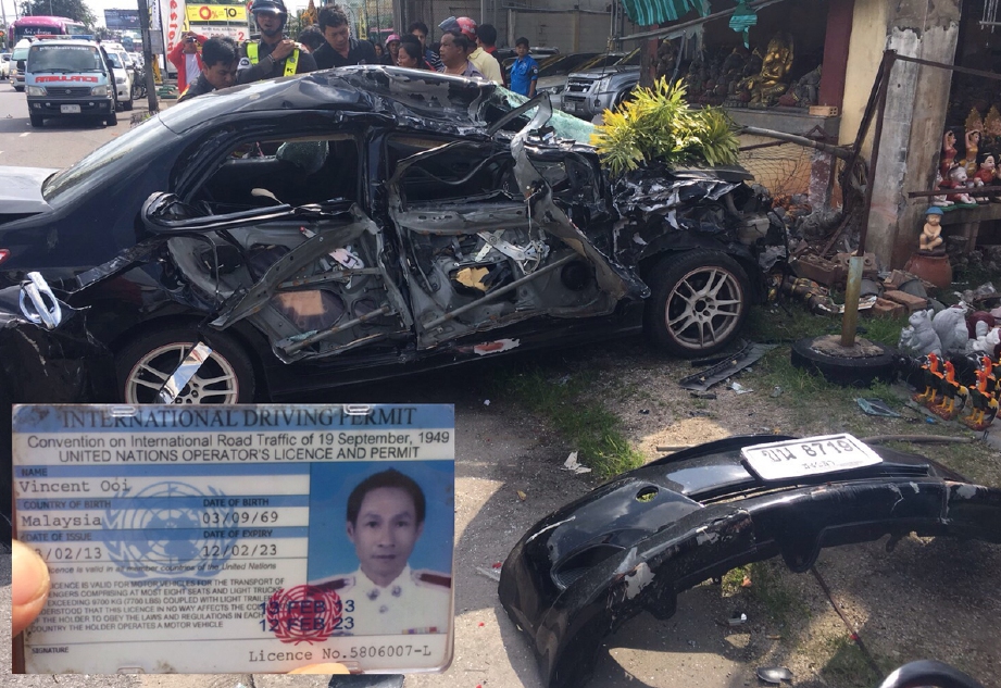 Keadaan kereta yang dipandu Vincent Ooi yang terbabas serta merempuh kenderaan lain dan gerai di pusat bandar Hatyai, petang semalam. - Foto Bernama