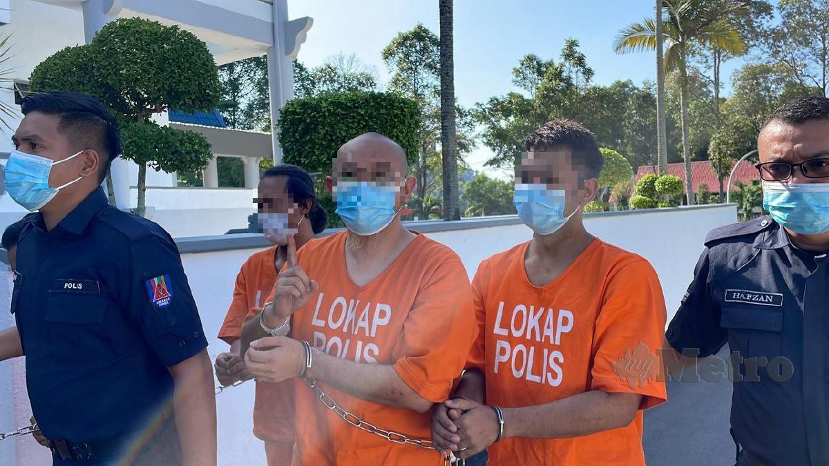 SUSPEK dua beradik warga Singapura dibawa ke Kompleks Mahkamah Ayer Keroh bagi mendapatkan perintah reman berhubung kes jenayah dera secara seksual dan fizikal terhadap enam pelajar. FOTO Meor Riduwan Meor Ahmad