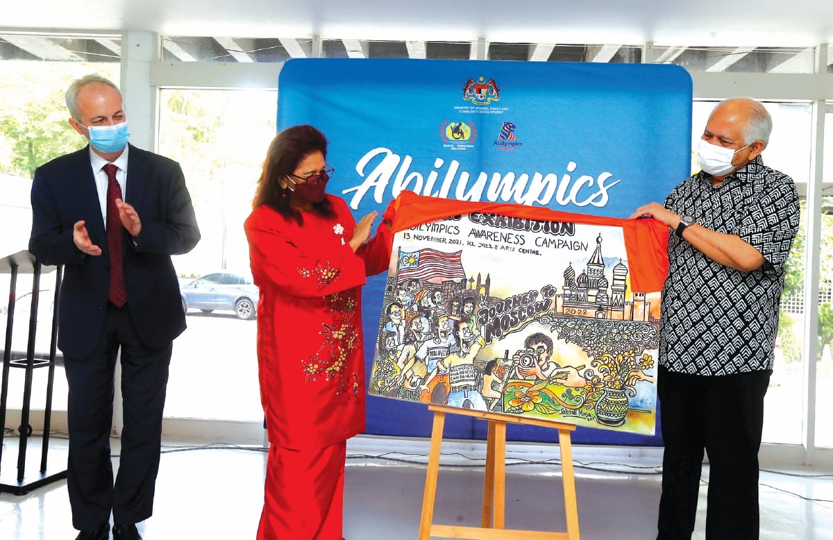 DR Ahmad Zainuddin (kanan) membuka lukisan peserta sebagai tanda merasmikan Pameran Seni ‘Journey to Moscow’ baru-baru ini.
