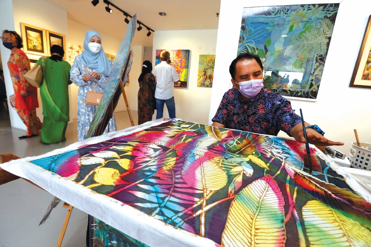 AMRAN menunjukkan kemahirannya melukis batik di Pameran Seni ‘Journey to Moscow’.