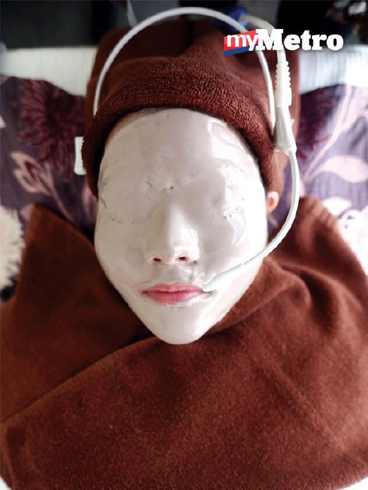 4. WAJAH diurut sebelum sapuan masker muka yang memberi pelbagai manfaat bergantung kepada jenis masker dan masalah kulit.