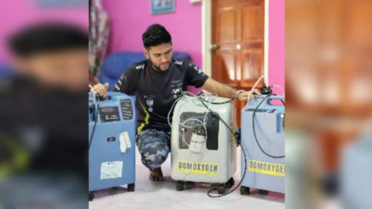 MUHAMMAD Ikhwan bersama mesin oksigen yang pernah digunakan arwah bapanya, Ibrahim Abdullah .FOTO Ihsan Muhammad Ikhwan Ibrahim