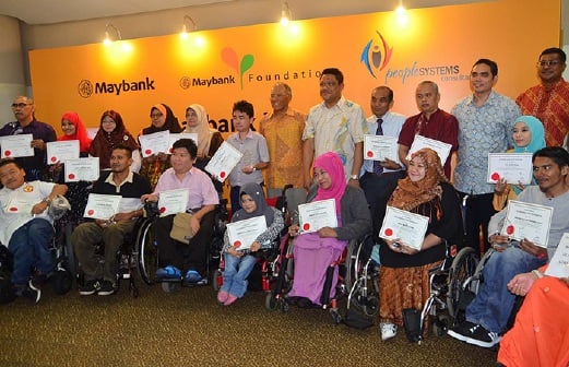 ‘GRADUAN’ program R.I.S.E bersama sijil penghargaan masing-masing.