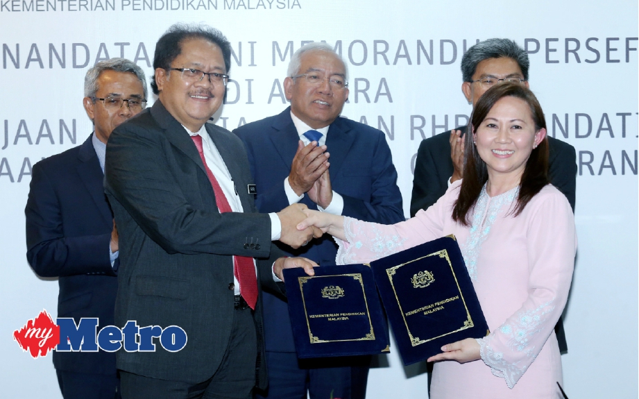 Mahdzir menyaksikan sesi menandatangani  dokumen antara KPM yang diwakili Ketua Setiausaha, Datuk Seri Alias Ahmad dengan Yayasan RHB yang diwakili Pemegang Amanahnya, Norazzah Sulaiman. FOTO Fariz Iswadi Ismail.