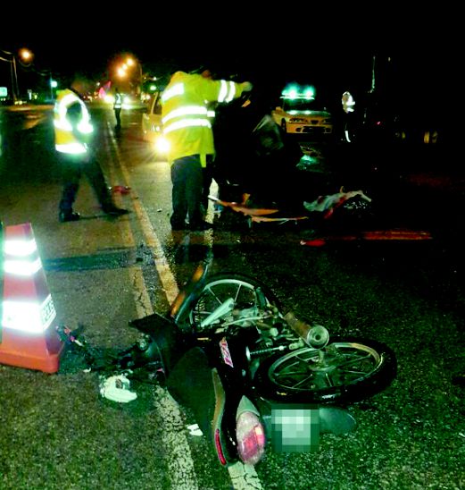 KEADAAN motosikal  ditunggangi Mohammad Fikry (gambar kecil) yang maut merempuh  belakang  lori di Kilometer 35, Jalan Sabak Bernam-Teluk Intan.