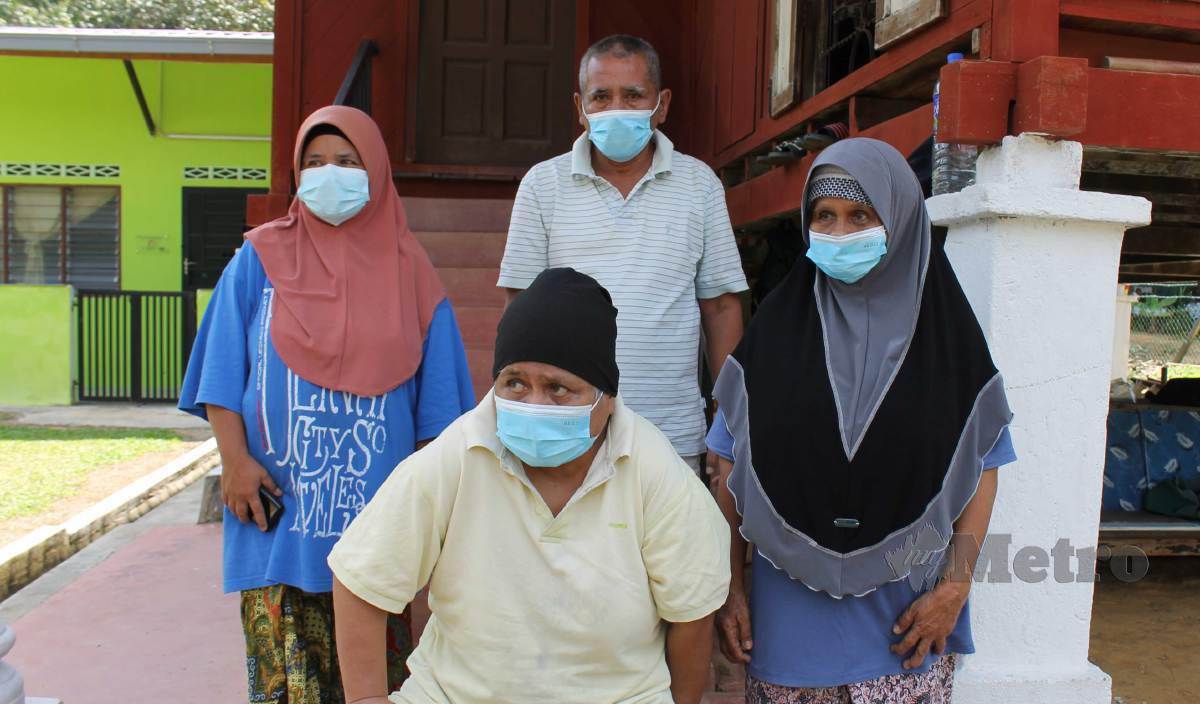 NOR Hasnah (kiri) bersama tiga beradik kandungnya yang berstatus OKU ketika ditemui di Kampung Belangkan Jalan Rantau Seremban. FOTO Mohd Amin Jalil