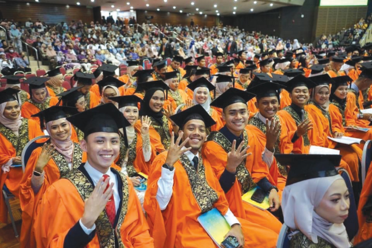 SENYUMAN gembira graduan UKM selepas menerima ijazah masing-masing.