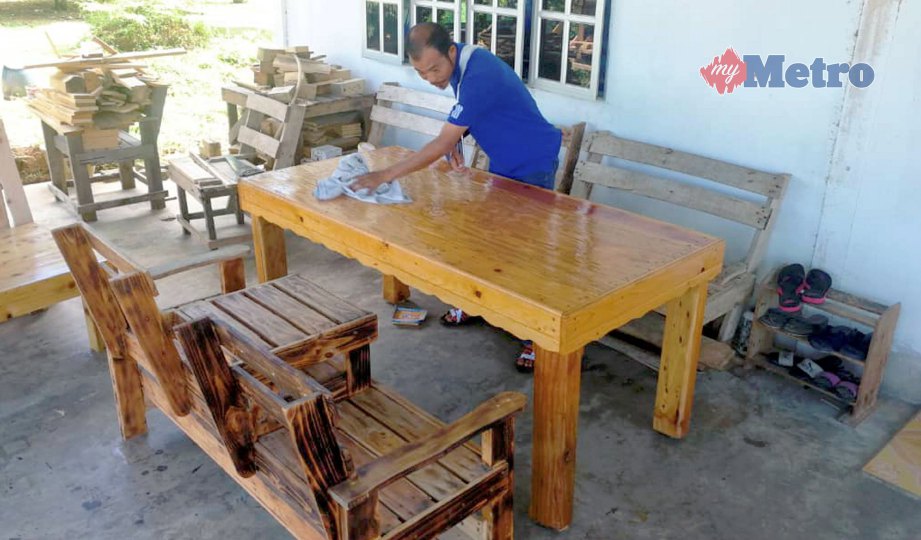 WALAUPUN hanya menggunakan sebelah tangan, Haswandi  mampu menyiapkan set meja yang menarik. FOTO Mohd Sharumnisham Shahbudin