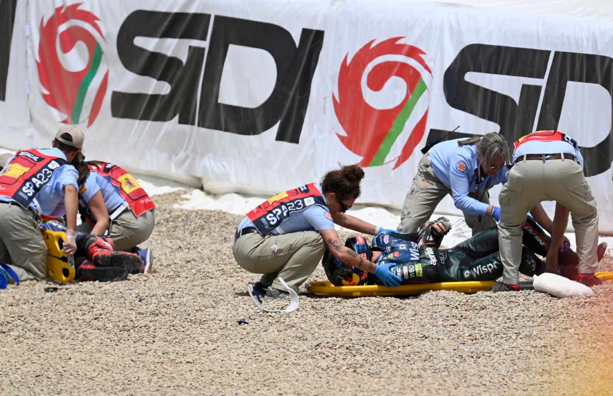 QUARTARARO (kiri) dan Oliveira dilihat terbaring selepas kedua-duanya terbabit kemalangan pada perlumbaan Ahad lalu. FOTO AFP