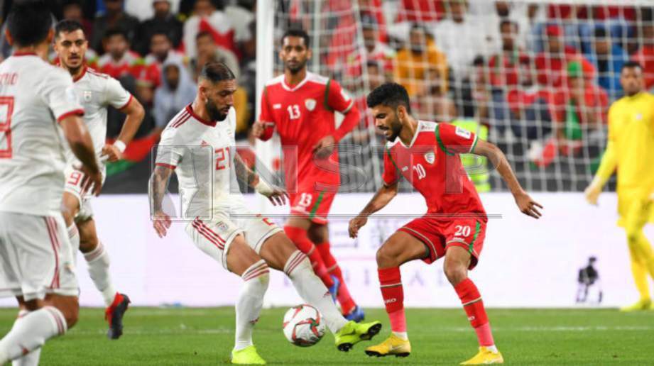 OMAN (jersi merah) tewas kepada Iran pada suku akhir Piala Asia di UAE, bulan lalu. - FOTO AFC