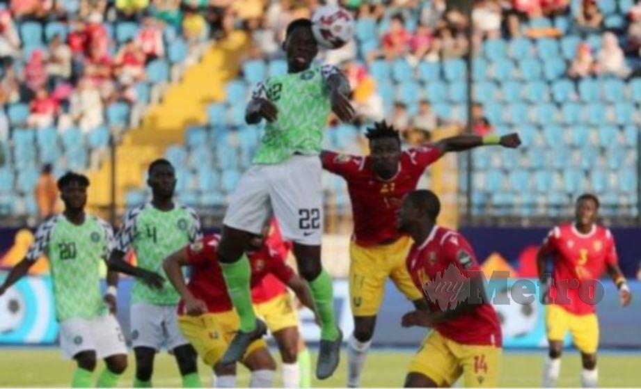 OMERUO (tengah) menanduk masuk gol kemenangan Nigeria. — FOTO Reuters