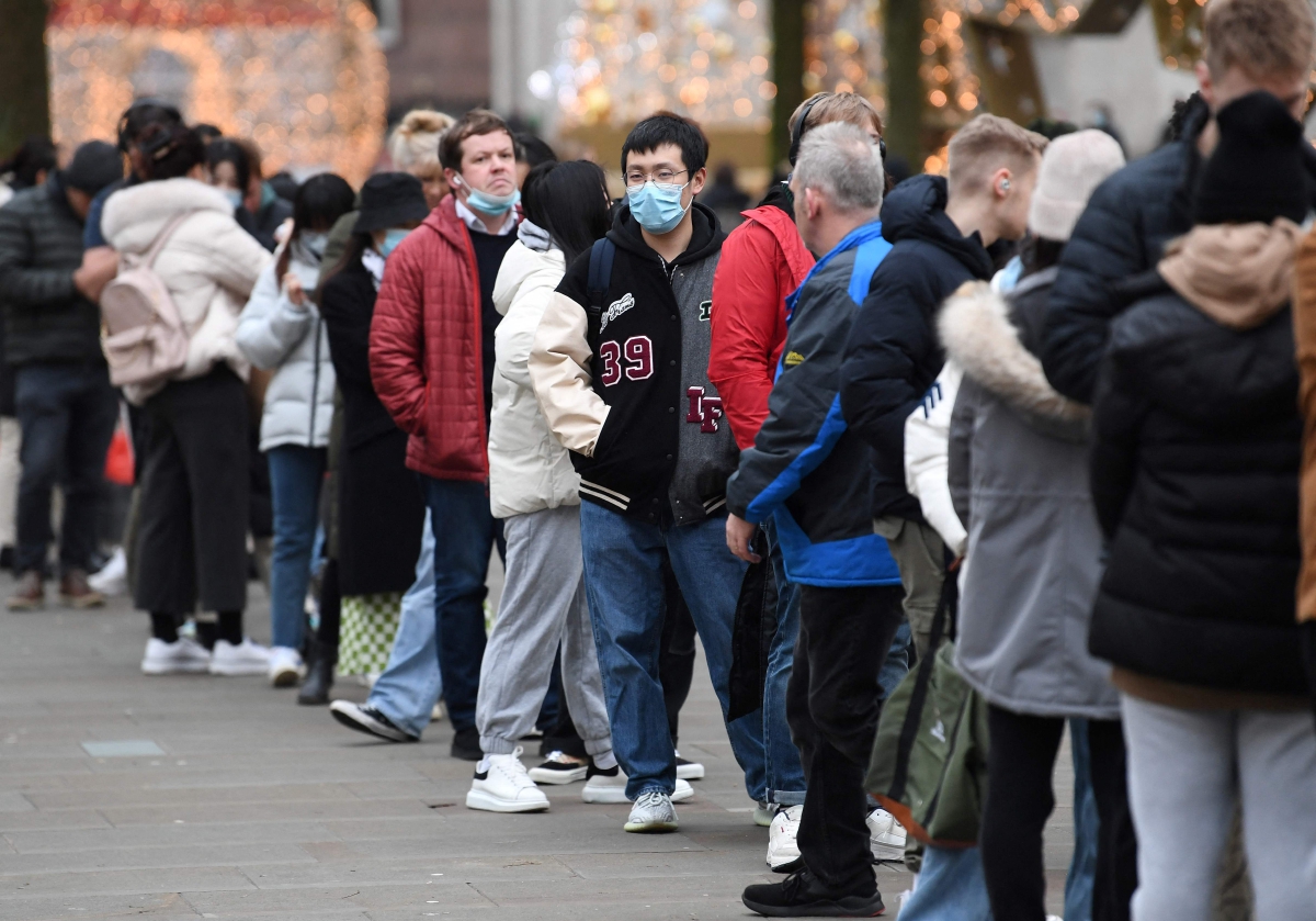 ORANG ramai menanti untuk mendapatkan suntikan vaksin Covid-19. FOTO AFP 